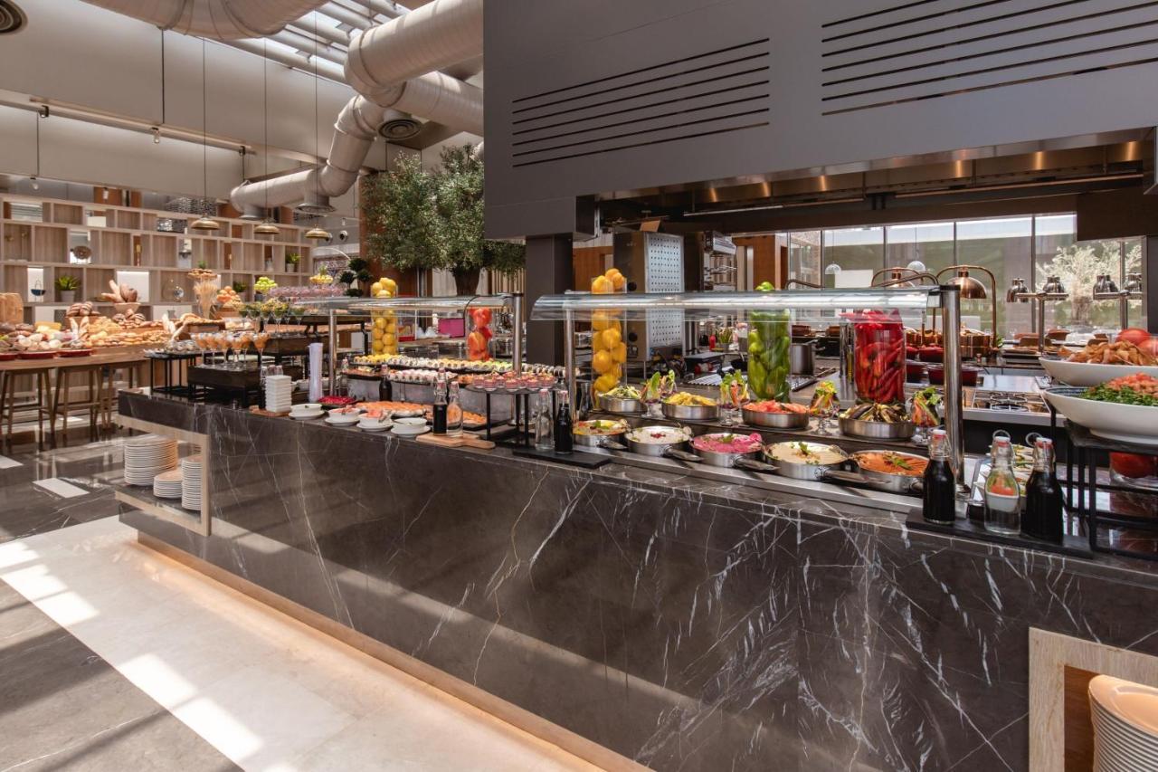 Jeddah Marriott Hotel Madinah Road Zewnętrze zdjęcie The buffet at the hotel