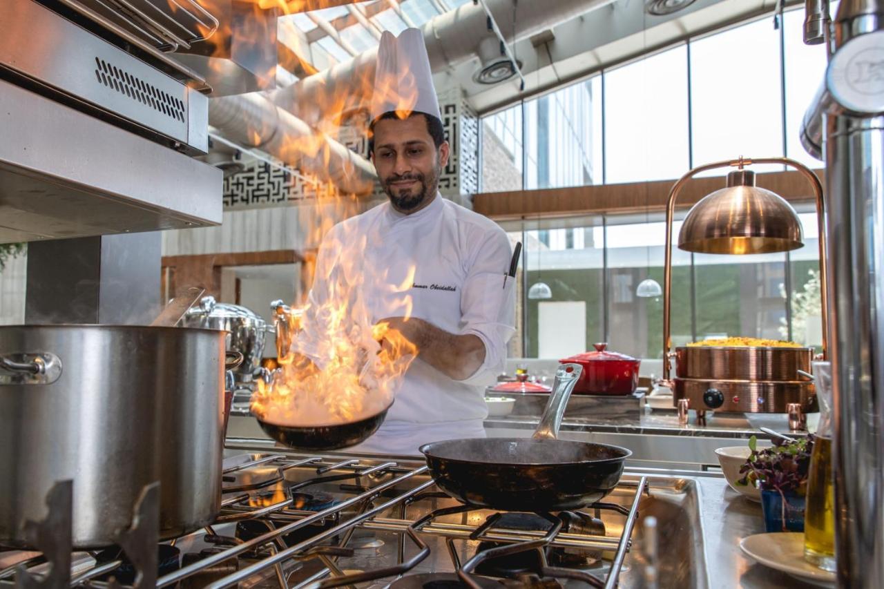 Jeddah Marriott Hotel Madinah Road Zewnętrze zdjęcie Chef cooking with a flambé torch