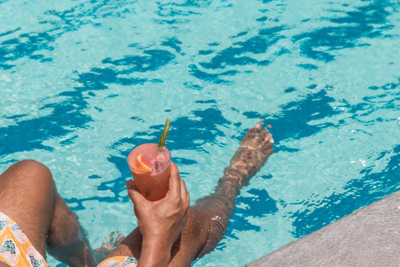 Jeddah Marriott Hotel Madinah Road Zewnętrze zdjęcie A woman holding a cocktail in a swimming pool