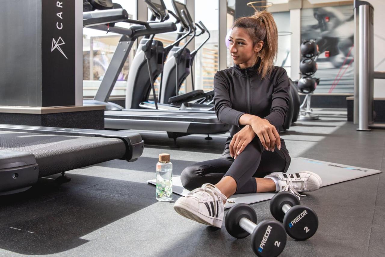 Jeddah Marriott Hotel Madinah Road Zewnętrze zdjęcie A woman in a gym