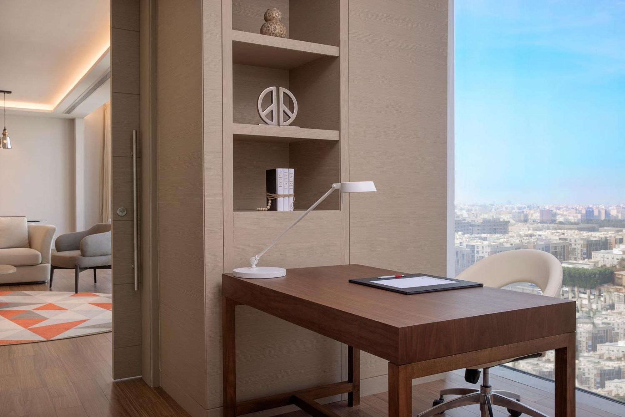 Jeddah Marriott Hotel Madinah Road Zewnętrze zdjęcie A work desk in a hotel room