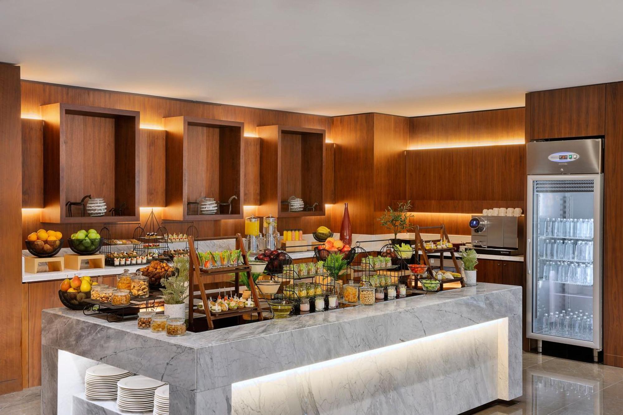 Jeddah Marriott Hotel Madinah Road Zewnętrze zdjęcie The buffet at the lounge
