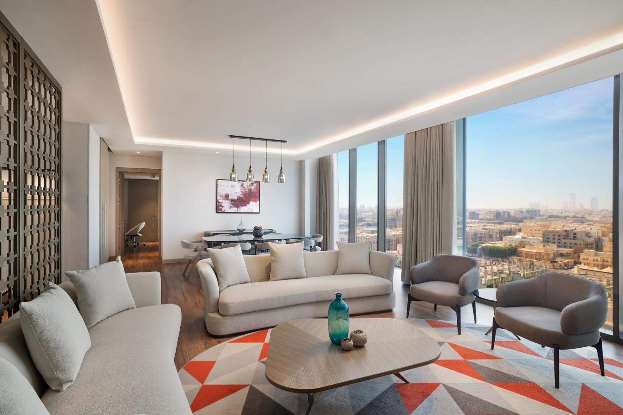 Jeddah Marriott Hotel Madinah Road Zewnętrze zdjęcie The living room of a three-bedroom apartment