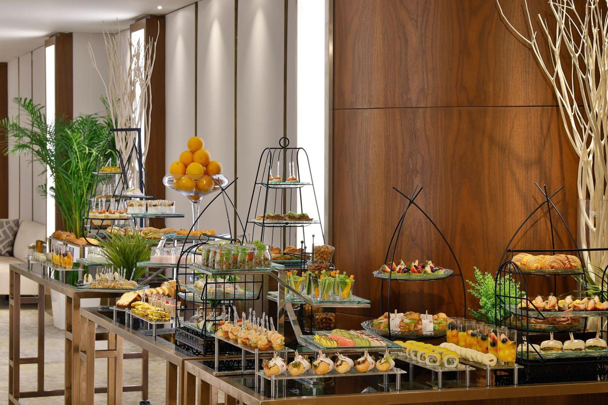 Jeddah Marriott Hotel Madinah Road Zewnętrze zdjęcie A buffet at a hotel