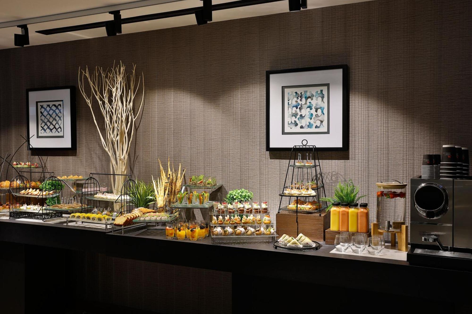 Jeddah Marriott Hotel Madinah Road Zewnętrze zdjęcie A buffet at a hotel