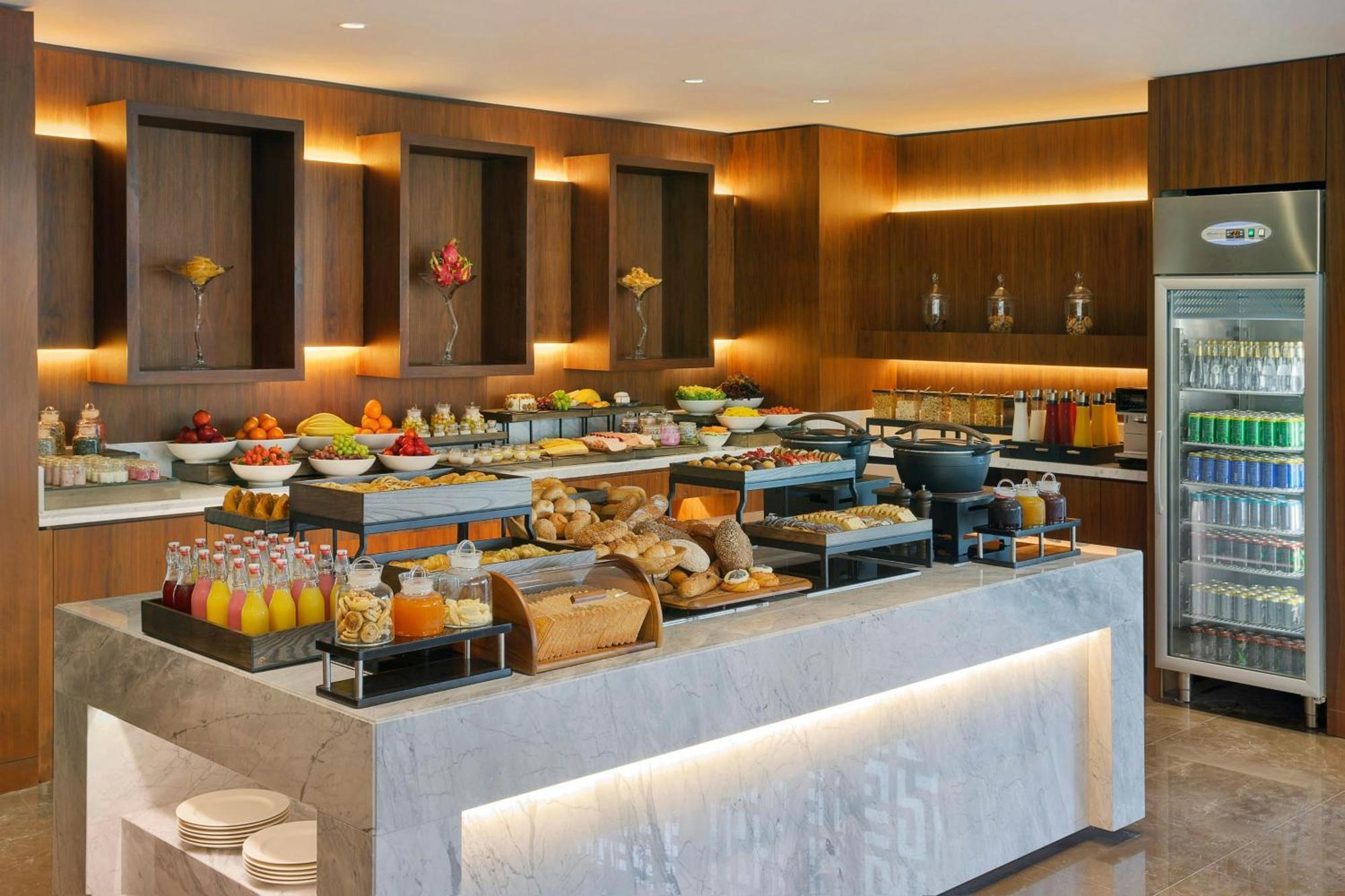 Jeddah Marriott Hotel Madinah Road Zewnętrze zdjęcie A buffet at a hotel